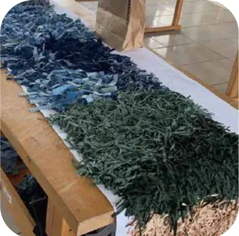 編織墊毯與木椅實品